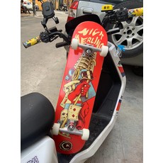 foundation 專業滑板 雙翹滑板初學刷街代步男女 新手滑板滑板車 看支架有沒有鋼印中空不中空 支架沒有鋼印的通通是玩具板, 如圖所示, 1個