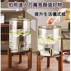 【開發票/統編】家用加厚耐熱大容量冷水壺含龍頭底座 - 涼水飲料桶/水果茶桶/可樂果汁桶, 1個, 3.5L+中式實木底座,玻璃帶龍頭冷水壺【金福提手】