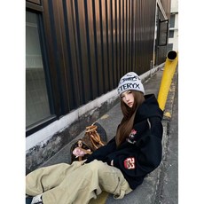 徽章連帽大學T 男女同款 柔軟親膚面料 寬鬆慵懶版型 美式學院風格 日常百搭
