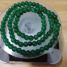 菠菜綠和田玉繞手三圈手串，精選和田玉，三圈設計，色澤清新，質地溫潤，簡約百搭，吉祥平安。