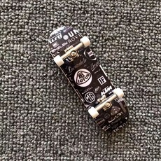 手指滑板 指尖滑板 迷你滑板 砂紙合金指尖軸承輪 新手入門 台灣出貨, 車標手指滑板, 1個