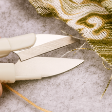 쪽가위 재단 실밥제거 미니 재봉 가봉 수선 봉제 가위 바늘땀 실뜨개 미싱 바느질 낚시 실밥제거기 보플제거기 보호캡 집게가위 가위집게, 1개, 아이보리