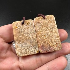 珊瑚玉無事牌墜飾，透光花紋設計，展現個人優雅品味