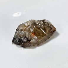 紅泥骸骨水晶原礦 煙色階梯雲型帶彩虹光共生礦石 馬達加斯加產, 1個