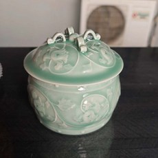 龍泉青瓷粉青香爐纏枝荔枝紋香粉罐醒茶罐糖果罐, 如圖所示, 1個