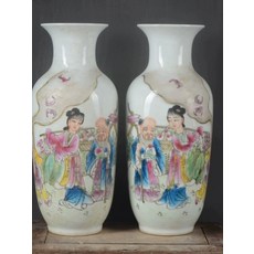 手繪粉彩麻姑獻壽人物紋花瓶一對 高24cm, 如圖所示