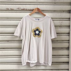 現貨【mooiwhite茉衣著日系服飾】胸前 貼布小花 上衣 花瓣 版型簡單 不挑身型 六款顏色 T恤 WTEDK064, 1個, 淺卡其