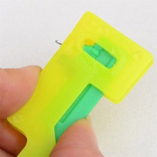 현주샾 손쉽게 바늘구멍에 실꿰기 1p 바늘귀끼우는거