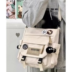 [台灣出貨] 熱銷 日係 包包 郵差包 工裝包 百搭 斜挎包男 大容量 斜挎包女 上課包包 單肩包 複古休閒包 通懃包, 米白色-升級版面料加厚防水耐磨,只有一個徽章