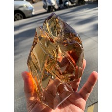 收藏級絕版品 天然無燒威士忌黃黃水晶冰塊料大景石 (近全美隨形黃水晶擺件，附台灣證書，含高級檀木座), 1個