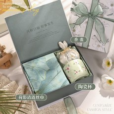 母親節禮物推薦：送長輩時尚絲巾禮盒，實用生日禮品，媽媽婆婆最愛, 荷影清漣絲巾+陶瓷杯+香囊+禮盒, 1個