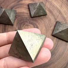 招財轉運黃鐵礦金字塔辦公室擺件，鎮宅防小人，提升事業運勢，辦公室招財風水擺設, 黃鐵礦金字塔, 1個