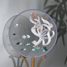 九尾狐雙面刺繡古典圓形團扇，精緻長桿跳舞團扇設計，新中式古風長柄手工扇，真絲絹布仿古竹製，古典舞蹈表演攝影道具，雅致家居擺飾贈禮收藏, 九尾狐C款