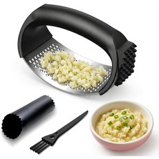 스테인리스 스틸 마늘 프레스 로커 세트 인체공학적 분쇄기 및 다진 도구로 쉽게 누를 수 있습니다. 실리콘 필러와 청소 브러시가 포함되어 식기세척기 안전 주방 가젯블랙 핸들