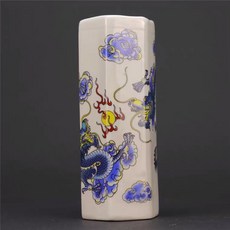 粉彩青花龍紋戲珠圖六方筆筒, 如圖所示