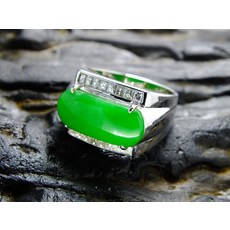 翠綠玉石鑽石鑲嵌銀色戒指，時尚簡約設計，保平安帶來好運，男女皆宜