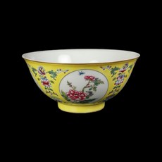《博古珍藏》清雍正黃地粉彩開光四季花卉紋宮碗．宮廷珍藏老件文物瓷器．國際拍賣級．附錦盒, 1個