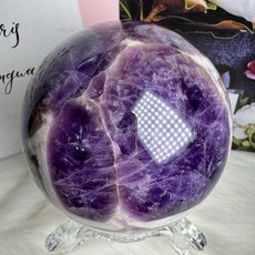 頂級虎牙紫水晶球，1035克，直徑8.9公分，美美雪花紋, 1個