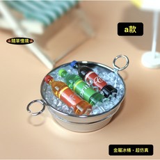 隨草憶境 （4款）迷你仿真汽水可樂冰桶飲料冰塊桶子盆 F116 BJD袖珍食玩微縮微景觀模型, 1個, a款（紅、綠、黃保特瓶汽水+冰塊+桶）