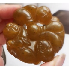 收藏品釋出 古玉沁金光 鏤空毛絲 童子戲球 雙面雕把玩件, 1個