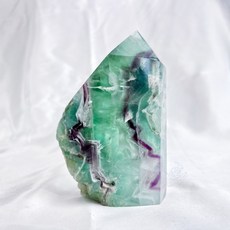 мσσи_нασ 螢石片 羽毛體 山形千層 綠紫雙色 (附贈支架), 1個