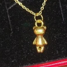 0.05錢黃金小熊墜飾，搭配精美銀鏈，可愛造型，展現個人風格