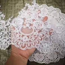 1 야드 유럽 스타일 순수한 흰색 보리 레이스 패브릭 웨딩 드레스 머리 장식 DIY 수제 보석 로프 장식 꽃 20 cm 폭, 순백의, 1개