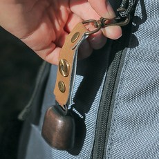 감성캠핑 등산용 빈티지 딸랑이 배낭종 가죽스트랩, 브라운, 1개
