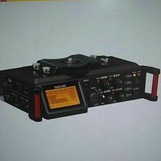 TASCAM DR-70D錄音機，多軌錄音，專業影音設備，清晰低噪，輕巧便攜，多種輸入輸出