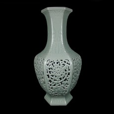 《博古珍藏》清乾隆粉青釉雕芭蕉葉鏤空纏枝花卉紋內青花六方套瓶