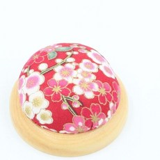 手工DIY十字繡工具刺繡日式和風紮針包，木底座針插布藝針墊，精緻手工藝必備, 紅底櫻花, 1個