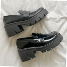 캐주얼로퍼 여성 굽있는 블랙 에나멜 로퍼 캐주얼