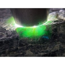 瓜地馬拉七彩翡翠墨翠原石 脫砂賭石料 牌子戒面原礦 905g, 1個