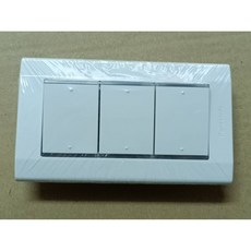 Panasonic 國際牌 星光系列 三開三孔開關 附蓋板, 1個