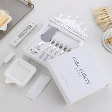 不鏽鋼蛋糕刀叉勺套裝 甜品勺 沙拉叉 水果叉 烘焙用具 生日禮品, 銀色：短柄刀1+三齒叉5+蠟燭1盒+生日帽1+火柴1盒+蛋糕盤5個+濕巾4, 1個