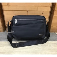 Valentino Rudy 范倫鐵諾 防水皮革 男用包 10吋平板適用 斜背包, 黑色
