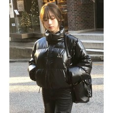 무센트 MUCENT 라디엔 메탈로고 하이넥 글로시 크롭 패딩 2컬러