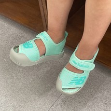[당일 발송] 뉴발란스 키즈 남여공용 샌들 아쿠아슈즈겸용 벨크로 발편한 여름신발
