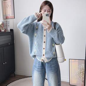 WIHOLL 여성 꽃자수 배색 니트 가디건 루즈핏 라운드넥 긴팔 가을 겨울 데일리 아우터
