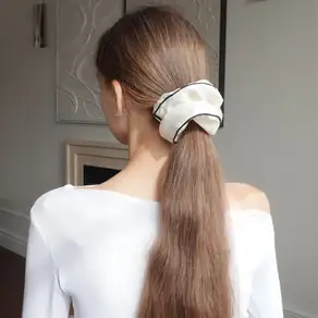 저스트러버 정품 풍성한 새틴 헤어슈슈 고급 헤어곱창 아이보리 스크런치 It Was Love Scrunchies