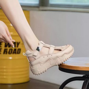 COSYEVNO 앞막힌 펀칭 샌들 통굽 스포츠 샌들