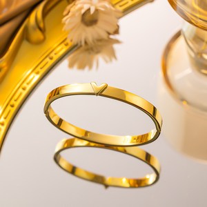 18K 골드 모던 트랜드 브이 팔찌