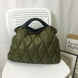 누빔 토트백 퀼트 패딩 질감 다운 바디크로스 여성 가방 가을 겨울 고급스러움 모던