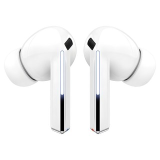 갤럭시 버즈3 프로를 착용한 모습