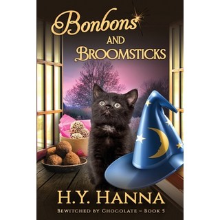 (英文圖書) Bonbons and Broomsticks (LARGE PRINT): Bewitched By Chocolate Mysteries - Book 5 平裝版, H.Y. Hanna - Wisheart Press, 英文