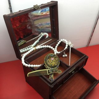 百麗的店 拜媽祖娘娘 註生娘娘 臨水夫人等女神胭脂水粉 木質復古風, 木頭色