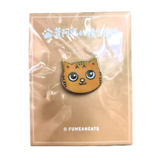 黃阿瑪的後宮生活 軟琺瑯徽章 大頭款 金屬材質 尺寸約2.5 x 2.5cm, 招弟款 棕色, 1個