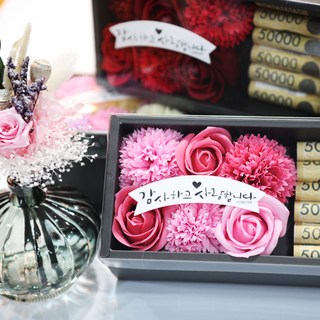 都會花園康乃馨現金禮盒, 粉紅色