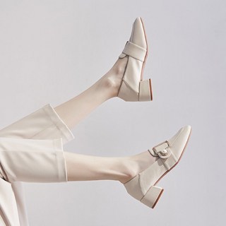 All Nine 女款摩登基本款珍珠扣環裝飾樂福鞋