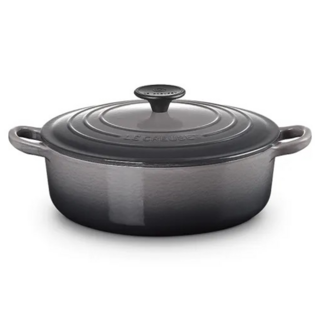 LE CREUSET 圓形鑄鐵燉鍋 燧石灰 24cm - 家庭必備的燉煮鍋具，保溫性佳，適用多種爐具, 1個